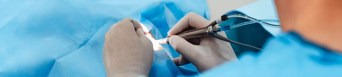 Medic performand o procedura in sala de operatie