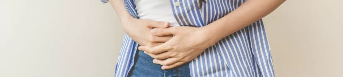 Femeie cu dureri abdominale cauzate de steatoree