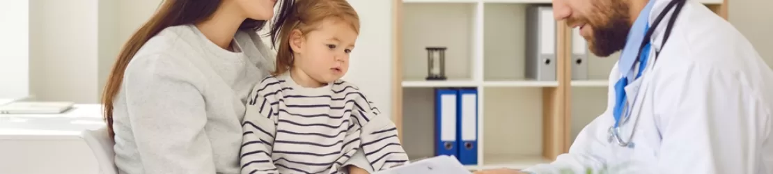 Mama cu bebelus la doctor