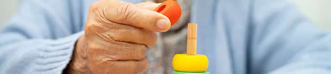 Femeie care urmeaza o terapie ca tratament pentru agnozie