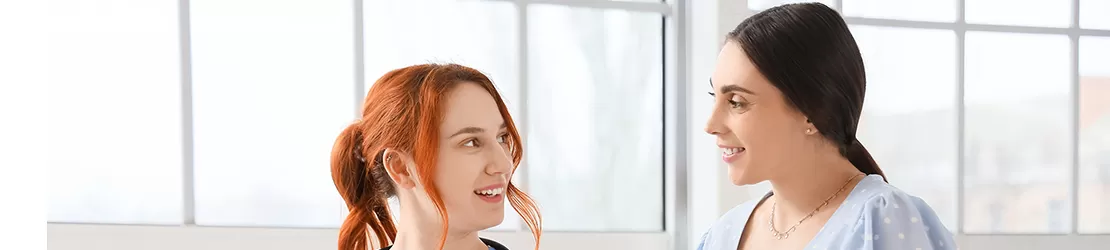 Femeie insarcinata discutand cu o doamna doctor despre sarcina