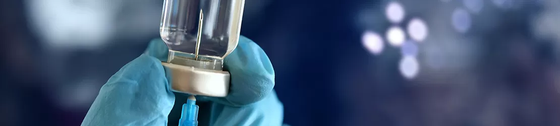 Mana unui personal medical care pregateste o seringa pentru administrarea unui vaccin
