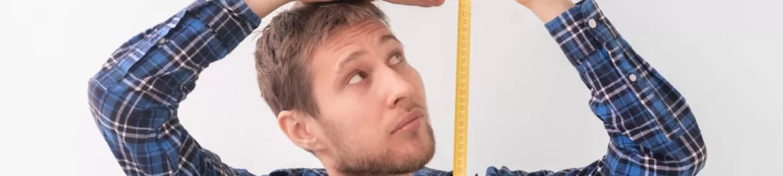 Barbat care isi masoara inaltimea