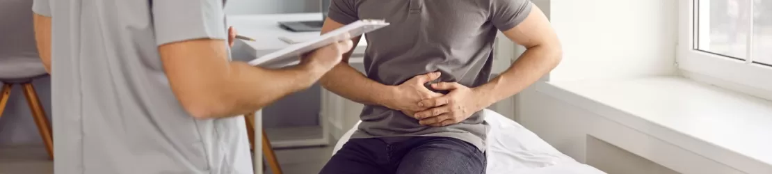 Barbat la control medical pentru diagnosticarea sindromului aderential