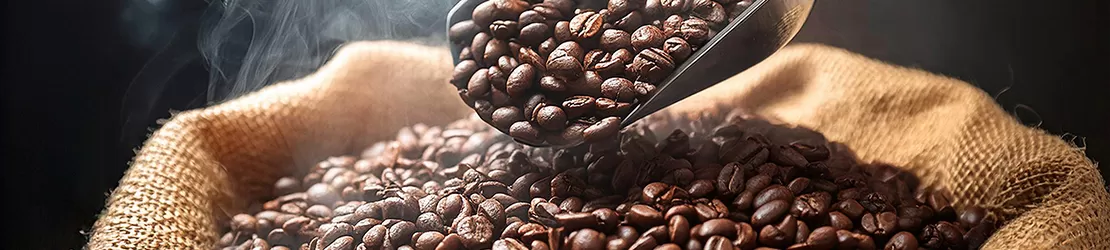 Boabe de cafea intr-un sac