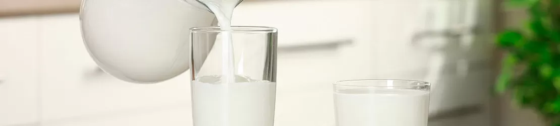 Cana si pahare cu lapte