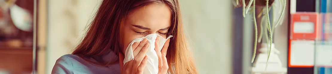 Femeie care sufera de alergie la cafea