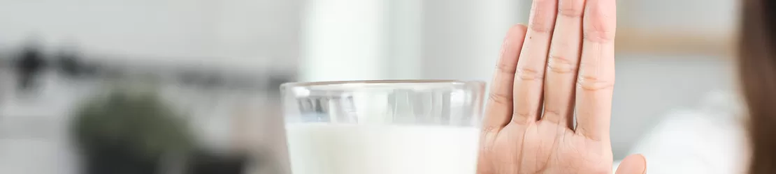 Mana unei femei care refuza un pahar cu lapte deoarece sufera de alergie la proteina din lapte