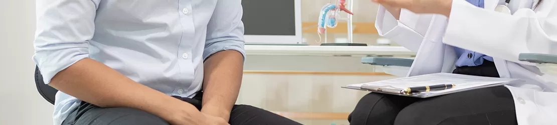 Medic care ii ofera unui pacient tratament pentru prostatita acuta