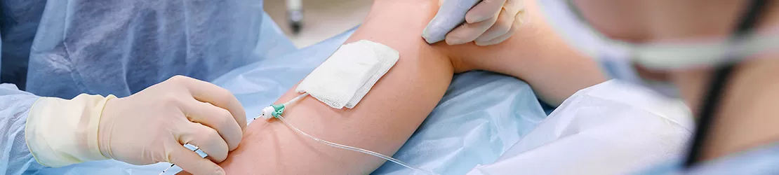 Personal medical in sala de operatie pregatind o interventie chirurgicala