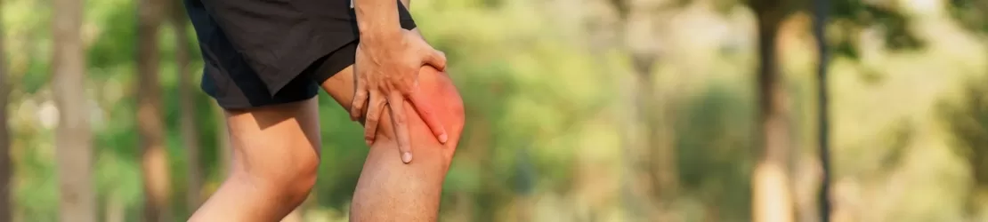 Barbat care alearga si sufera de durere de genunchi