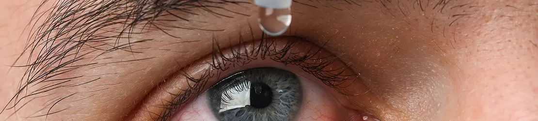 Barbat cu ochi iritati si uscati administrand picaturi