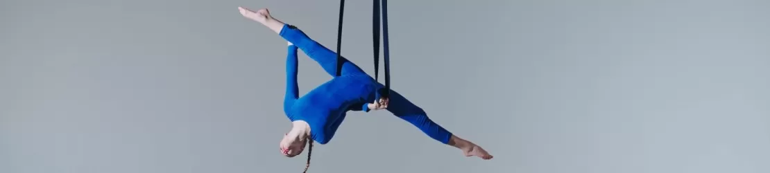 Femeie acrobat cu hiperlaxitate ligamentara