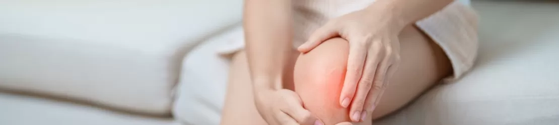 Femeie care sufera de simptome asociate cu sindromul femur patelar