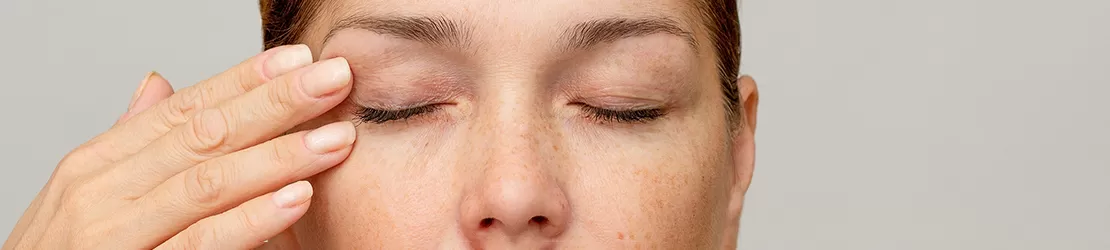 Femeie cu ochii inchisi simtind disconfort sau oboseala oculara