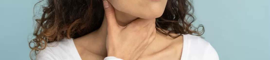 Femeie care simte disconfort si durere in gat