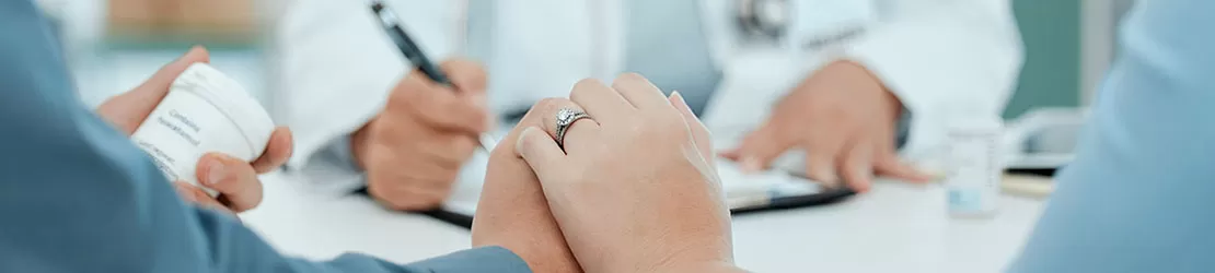 Cuplu logodit tinandu-se de mana in cabinetul medical pentru un control