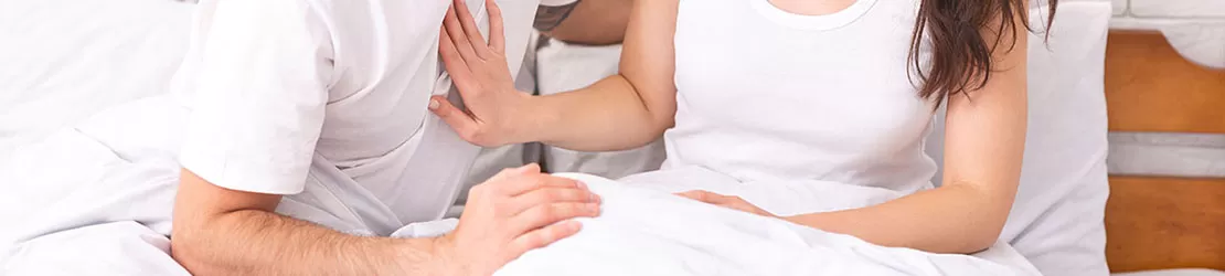 Femeie tanara refuzand apropierea partenerului sau, ilustrand o distanta emotionala in relatie