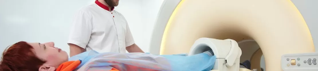 Asistent langa pacienta pregatita pentru RMN genunchi