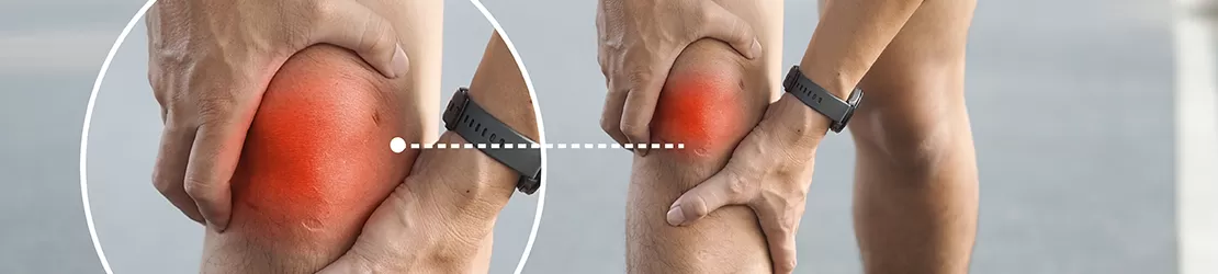 Barbat care sufera de durere de genunchi, posibil din cauza artritei sau inflamatiei articulatiei.