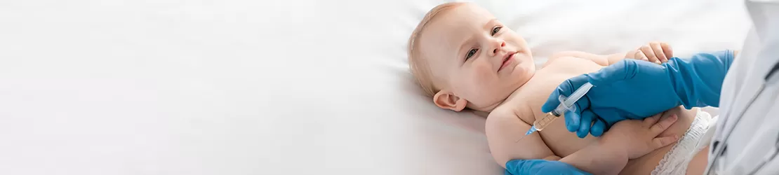 Medic specialist pregatit sa administreze un tratament pentru sepsis neonatal