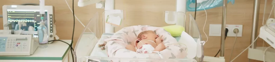 Nou nascut in varsta de doua zile in sectia de terapie intensiva neonatala