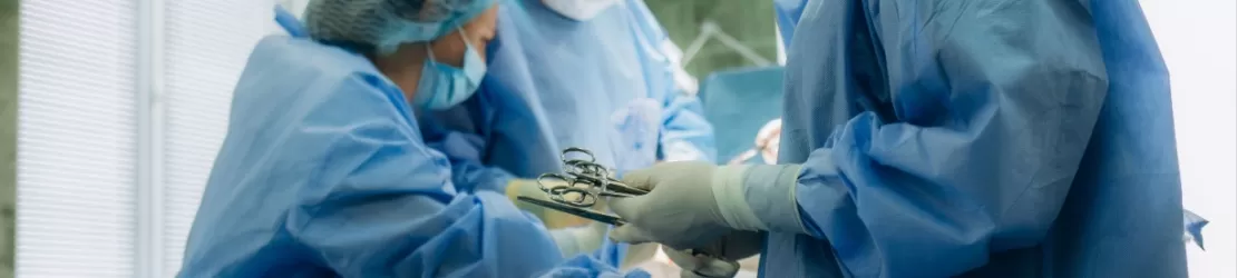 Operatie de cezariana clasica in sala de nasteri cu echipa medicala in actiune