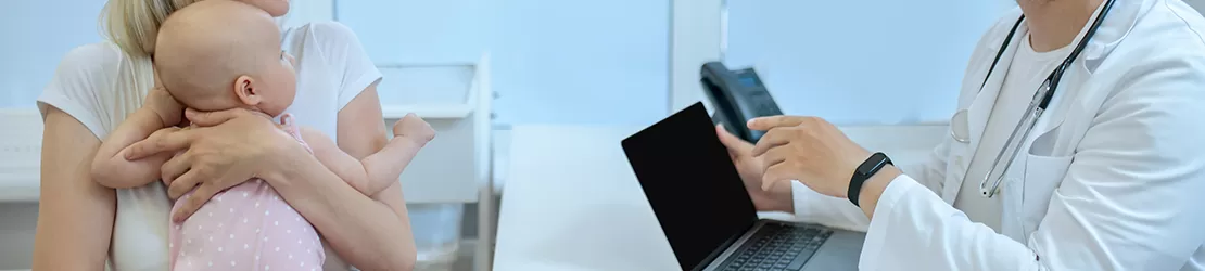 Parinti la control medical cu noul nascut