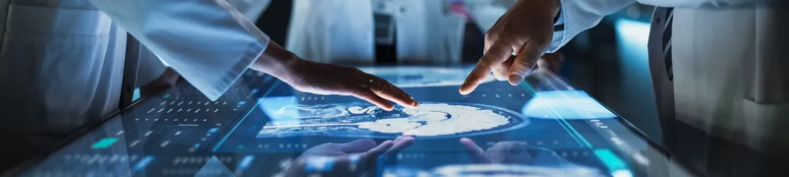 Centru de cercetare medicala intr-un spital, cu echipamente moderne si personal in laborator