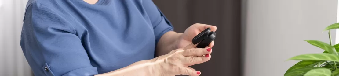 Femeie care utilizeaza un instrument pentru masurarea pulsului si saturatiei