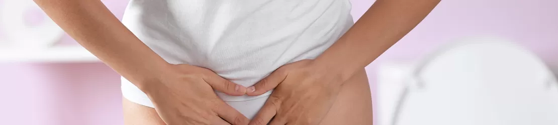 Tanara femeie in pijamale, care isi ascunde zona intima cu mainile