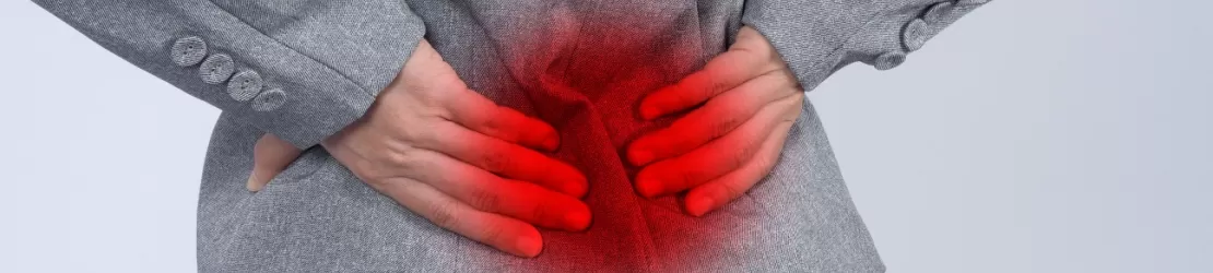 Femeie de afaceri suferind de durere musculara cauzata de miozita