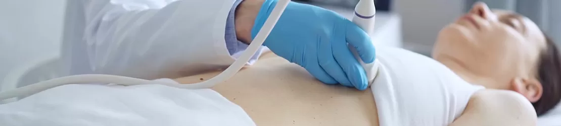 Medic efectuand o ecografie