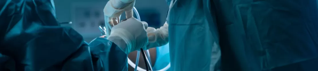 Prim-plan cu mainile medicilor in timpul unei interventii chirurgicale