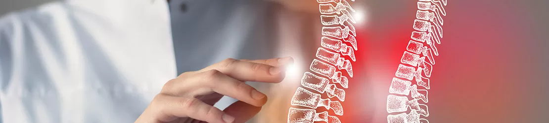 Medic femeie aratand cu mana spre o holograma a coloanei vertebrale, ilustrand diagnosticul diverselor afectiuni ale coloanei vertebrale.