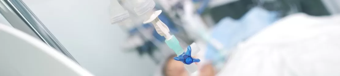 Perfuzie intravenoasa amplasata langa patul unui pacient in spital, ilustrand administrarea tratamentului intravenos.