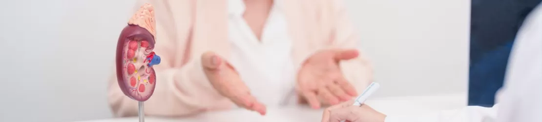 Medic discutand cu un pacient cu boala cronica de rinichi