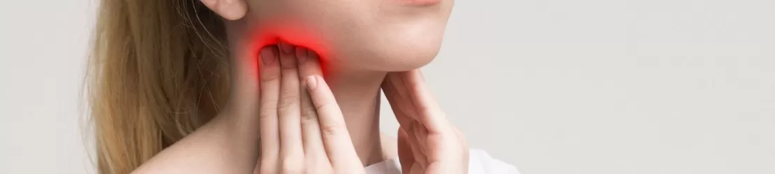 Femeie atingand zona gatului in dreptul glandei tiroide, ilustrand simptomele si disconfortul asociat problemelor tiroidiene si necesitatea unui consult endocrinologic