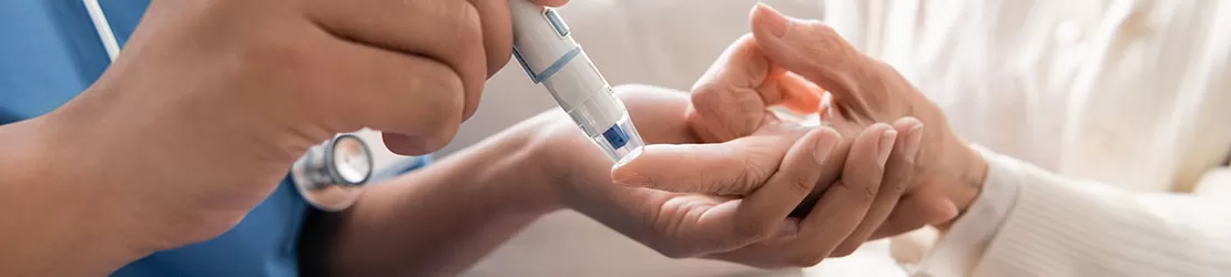 Asistenta medicala recolteaza o proba de sange pentru analize de laborator