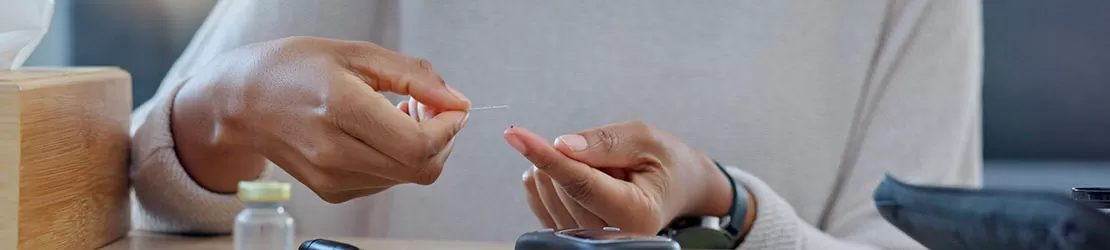 Femeie pregateste o injectie cu insulina pentru administrare la domiciliu