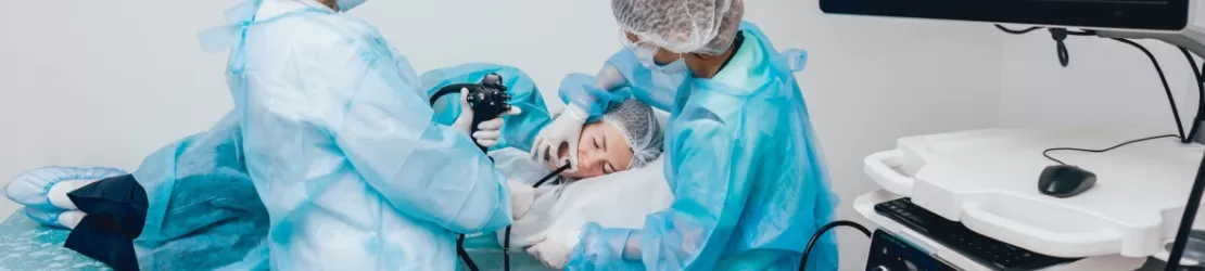 Echipa medicala pregatita pentru o endoscopie