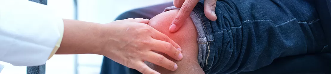 pacient varstnic cu durere la nivelul articulatiei genunchiului