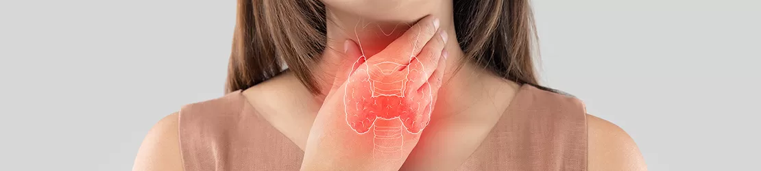 femeie ce se palpeaza in zona tiroidei