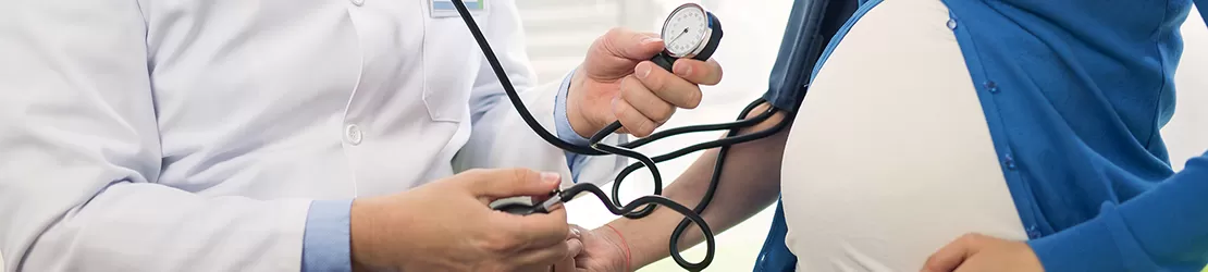 medic ce masoara tensiunea arteriala a unei femei gravide
