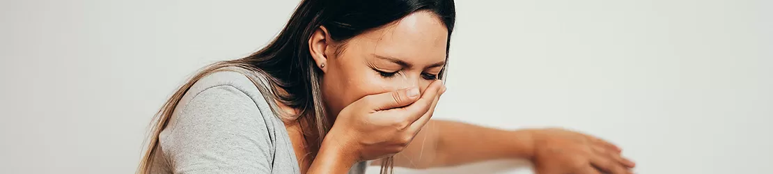 femeie tanara cu stare de greata