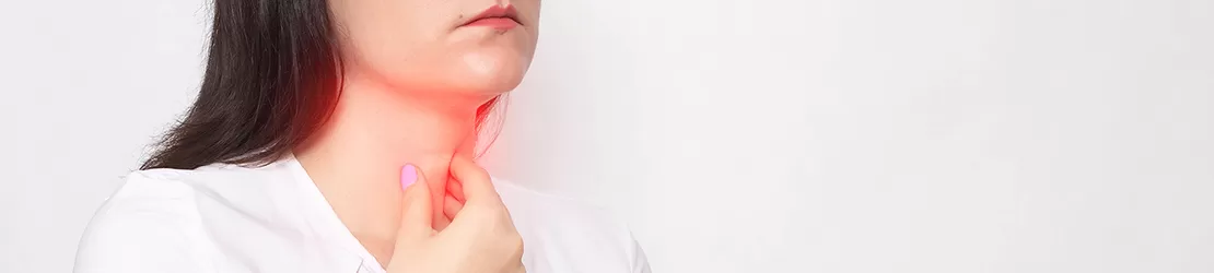 femeie cu durere de gat