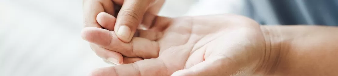 barbat tanar cu dureri specifice reumatismului articular acut