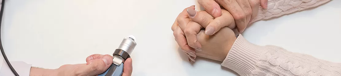 medic ce consulta un pacient in varsta cu simptome de scleroza sistemica