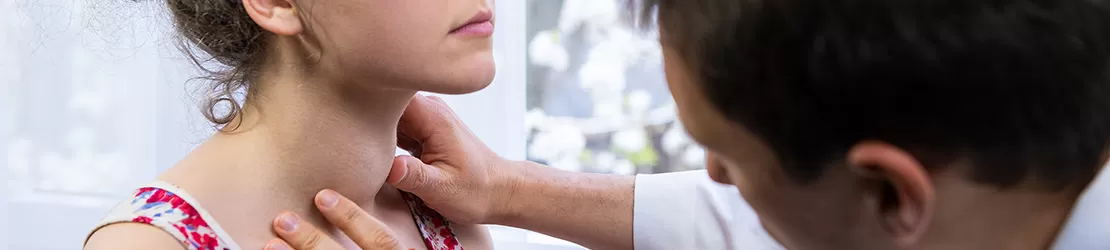 medic ce plapeaza o tanara in zona tiroidei