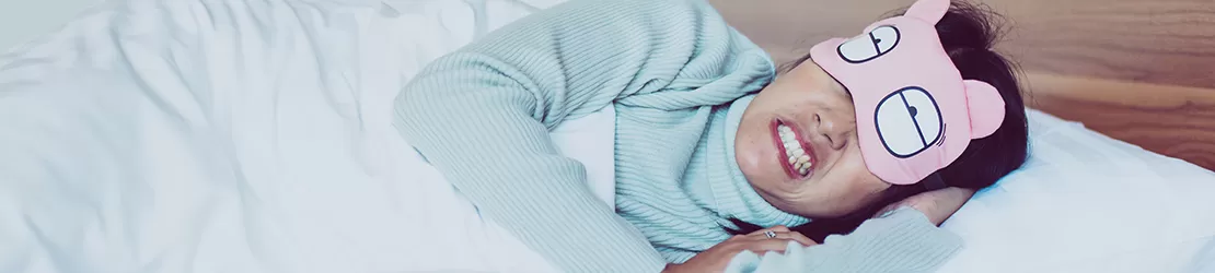 femeie care isi scrasneste dintii in timpul somnului